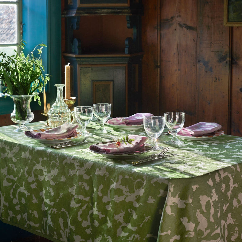 Marble tablecloth in green, detail of the damask pattern